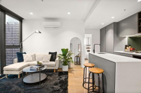 Luxury 2BR Apartment in Melb CBD with Pool and Gym